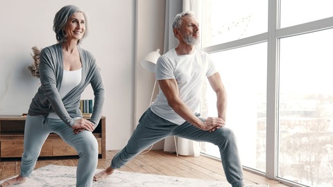 Mann und Frau machen zusammen Sport 