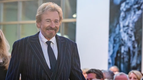 Entertainer Thomas Gottschalk hat kürzlich seine Krebserkrankung öffentlich gemacht. Die Behandlung belastet ihn so stark, dass er sich schrittweise aus der Öffentlichkeit zurückziehen wird. Welche Auswirkungen eine Behandlung auf einen Patienten haben kann, erklärt Prof. Dr. Thomas Seufferlein.
