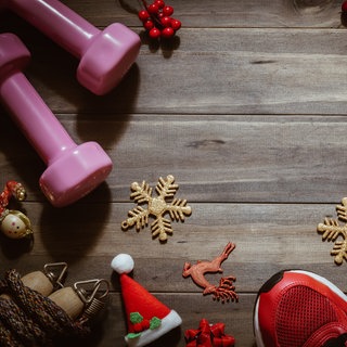 Hanteln, Springseil und Sportschuhe mit Weihnachtsdeko