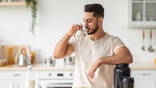 Mann trinkt einen Diätshake