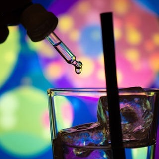 Gefahr im Glas: So kann man sich vor K.-o.-Tropfen schützen