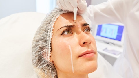 Einer der Begriffe, der mit Hautpflege ständig genannt wird ist "Hyaluron". Dermatologin Yael Adler erklärt wie es funktioniert.