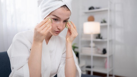 Der Trendbegriff "Skincare Routine" kommt bei Dermatologin Yael Adler gar nicht gut an. Wer sein Gesicht mit zu vielen Pflegeprodukten "zumatscht", hilft seiner Haut damit nicht unbedingt.