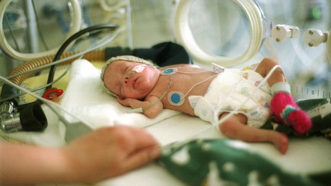 Frühchen im Brutkasten im Krankenhaus. Wenn sich der entdeckte Ablauf beim Menschen bestätigt, könnten Medikamente den Start der Geburt künftig gezielter steuern und beispielsweise Frühgeburten besser verzögert werden.