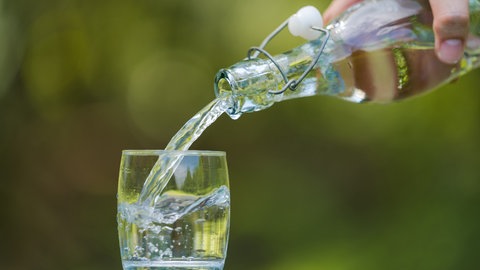 Wasser wird in Glas gegossen