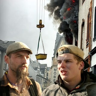 Louis Marx und Jan Vockel stehen vor dem Hausbrand in Koblenz