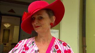 Frau mit rotem Hut