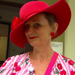 Frau mit rotem Hut