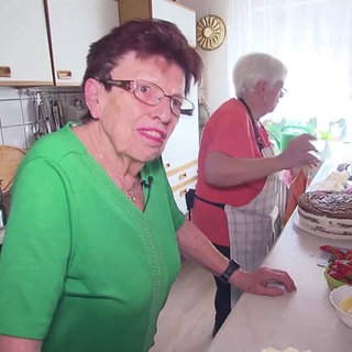 Lissy und Trude backen Kuchen für die Kirche
