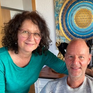 SWR1 Neuanfang: Lebensfreude trotz Krankheit ALS. Stefan und Andrea zu Hause in Engelsbrand am Esstisch. Stefan sitzt im Rollstuhl, er hat die Krankheit ALS, Amyotrophe Lateralsklerose.