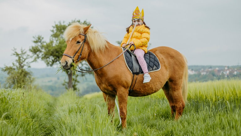 SWR1 Neuanfang: So erlebte Lenya ihren letzten Geburtstag - mit Papierkrone und Beatmungsgerät sitzt sie auf der Isländer-Stute Elja. Ein Bild, das ihrer Mutter Sabine hilft, die Trauer um den Tod des eigenen Kinds zu bewältigen.
