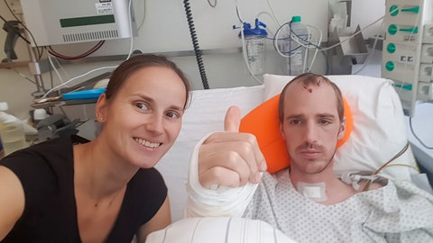 Christie weicht im Krankenhaus nicht von der Alex' Seite. Sie ist nicht nur Stütze, sondern auch sein Gedächtnis – sie führt Tagebuch, als Alex noch einen kompletten Blackout hat. SWR1 Neuanfang: Alex überlebt den Absturz mit dem Segelflieger – die Sehnsucht nach Höhe und Weite bleibt
