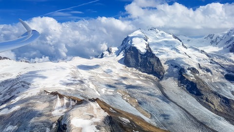 Wenn man dieses berauschende Bergpanorama aus dem Cockpit von Alex' Segelflugzeug sieht, kann man die Faszination des Segelfliegens nachvollziehen. SWR1 Neuanfang: Alex überlebt den Absturz mit dem Segelflieger – die Sehnsucht nach Höhe und Weite bleibt