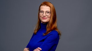 Porträt von Royal-Expertin Annelie Malun im blauen Rolli