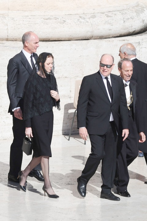 Fürst Albert von Monaco und Fürstin Charlène nahmen in Rom Abschied von Papst Franziskus.