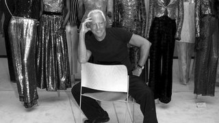 Der italienische Designer Giorgio Armani posiert am 14.10.2003 in der Royal Academy of Arts in London vor einigen seiner von ihm entworfenen Kleider für die Fotografen. 