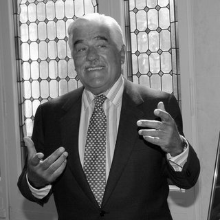 Mario Adorf 2005, neben einem Plakat für die Tournee "Da Capo, Mario" | Der Schauspieler ist im Alter von 95 Jahren gestorben. Vor 20 Jahren war er in SWR1 Leute zu Gast und bereitete sich auf seinen 75. Geburtstag und sein 50-jähriges Bühnenjubiläum vor.