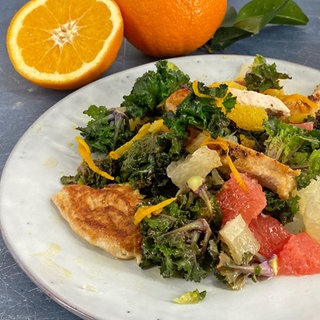 Salat von Kohlröschen mit Zitrusfrüchten und gebratener Hähnchenbrust