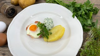 Grüne Sauce mit Pellkartoffeln und Ei im Speckmantel