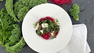 Rote Spaghetti mit Grünkohl und Ricotta 