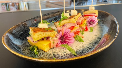 Doppeldecker-Spieß mit Käse, gekochtem Schinken und roter Zwiebel