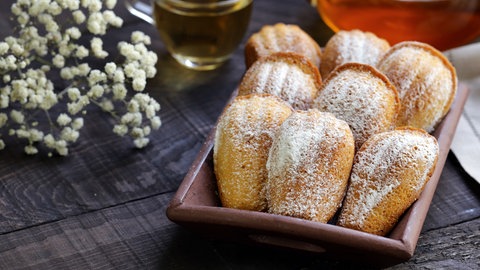 Madeleines liege auf einem Teller
