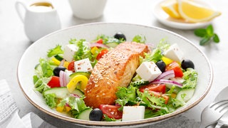 Bunter Salat mit Fisch