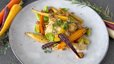 Schupfnudeln mit Pastinaken-Rahmsoße, Rosenkohl und bunten Karotten