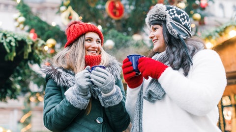 Frauen auf dem Weihnachtsmarkt
