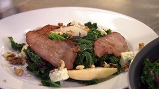 Grünkohlsalat mit Blauschimmelkäse und Walnüssen