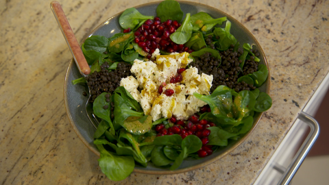 Hirtenkäse eignet sich besonders für einen Salat. Er ist milder und fester. Zu den Linsen passt Apfelbalsamico besonders gut. Nahaufnahme vom fertigen Gericht Wintersalat mit Hirtenkäse.