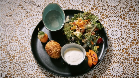 Teller mit Brühe, Salat und Ei