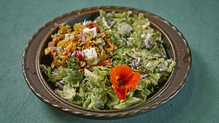 Dinkelsalat mit grünem Salat und Hanföl