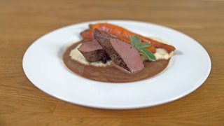 Ute Dreissigacker kocht Rehrücken mit Ingwermöhrchen und Selleriepüree