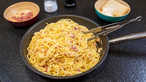 Rezept: Original Spaghetti Carbonara in einer Pfanne.