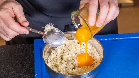 Fisch panieren: In einer Schüssel wird die Panade für die Fischfilets Bordelaise angerührt aus Ei, Panko-Mehl, Zitronensaft und Parmesan.