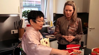Teruko Matsushima-Fritz und Susanne Nett kochen Okonomyaki, japanische Pfannkuchen