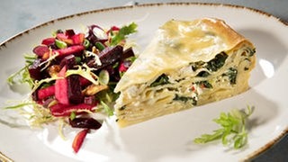 Türkisches Su Börek mit Rote Bete-Salat angerichtet. Das Rezept stammt von SWR1 Pfännle-Koch Eberhard Braun.
