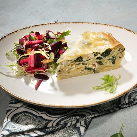 Türkisches Su Börek mit Rote Bete-Salat angerichtet. Das Rezept stammt von SWR1 Pfännle-Koch Eberhard Braun.