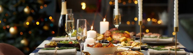 Gedeckter Weihnachtstisch mit feierlicher Beleuchtung