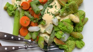 Spargel-Pfännle mit Karotten und badischen Kräuter-Kratzete. Ein Rezept von SWR1 Pfännle-Koch Eberhard Braun.
