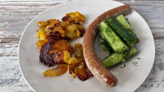 Marinierte Gurken mit Röstkartoffeln und Bratwurst