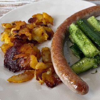 Marinierte Gurken mit Röstkartoffeln und Bratwurst