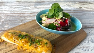 Spargel-Radieschen-Salat mit Käsetoast