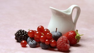 Einige wenige frische Himbeeren, Erdbeeren, Heidelbeeren, Johannisbeeren