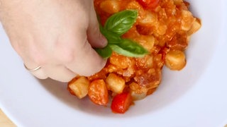 Sucuk-Pasta in einem Teller angerichtet. Das Lieblings-Rezept der deutschen Fußball-Nationalmannschaft von Koch Anton Schmaus.