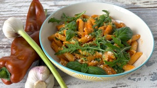 Penne mit Paprikacreme und Rucola-Pesto