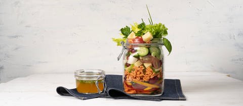 Salat mit Spätzle und klassischer Vinaigrette