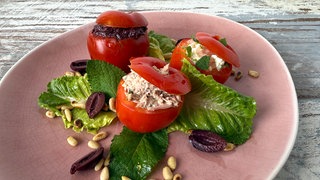 Gefüllte Tomaten mit verschiedenen Füllungen (Frischkäse, Thunfisch, Oliven)