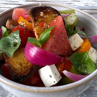 Brotsalat mit Feta, Tomaten und Wassermelone